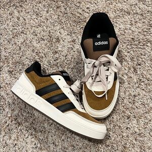 Adidas kids 5 like new shoes